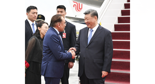 習(xí)近平抵達(dá)吉隆坡對(duì)馬來(lái)西亞進(jìn)行國(guó)事訪問(wèn)
