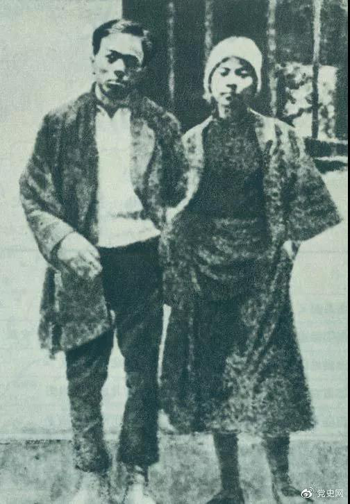 1928年2月6日 共產黨員周文雍和陳鐵軍被敵人押上刑場，兩人態度從容，昂首挺胸，高唱《國際歌》，慷慨就義。圖為兩人在獄中的合影。