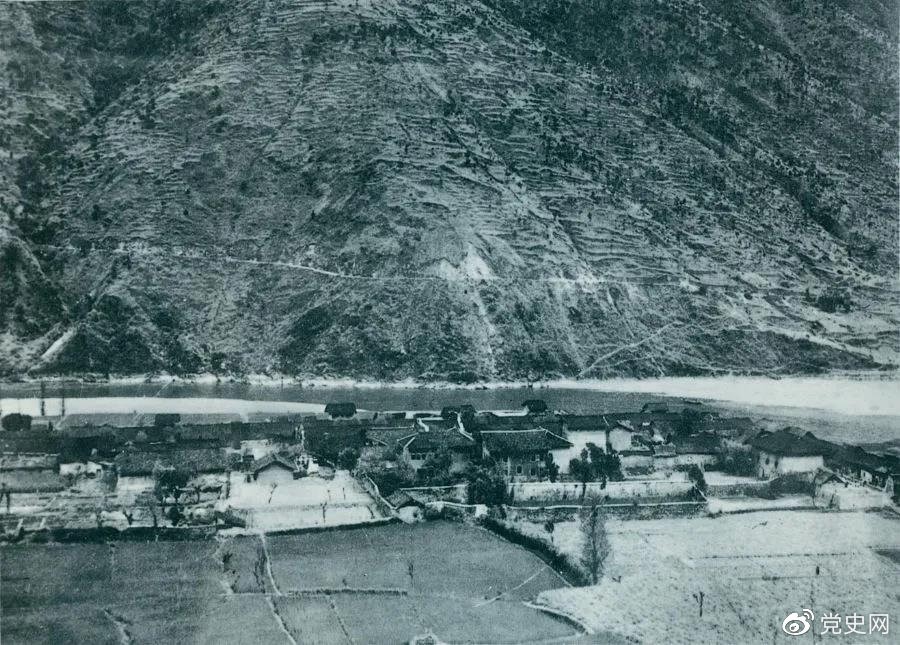 　　1935年5月25日，紅一方面軍到達(dá)大渡河南岸的安順場。紅軍17名勇士靠一葉孤舟強(qiáng)渡大渡河，為沿大渡河左岸北上的部隊(duì)打開了一條通道。圖為安順場一角。