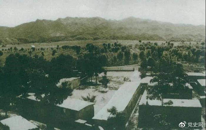 1948年5月，中共中央和人民解放軍總部由陜北遷到河北平山縣西柏坡。圖為中央領導人辦公處所俯瞰。