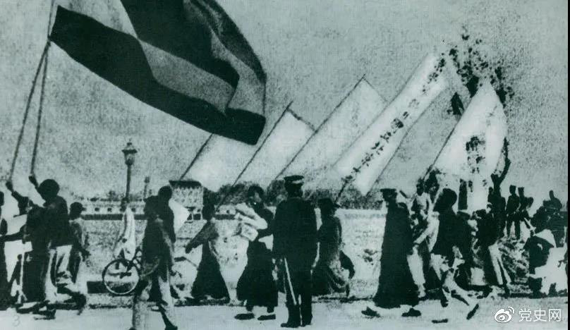 1919年5月4日，北京爆發(fā)學(xué)生反帝愛國(guó)運(yùn)動(dòng)。這是北京大學(xué)學(xué)生的示威游行隊(duì)伍。