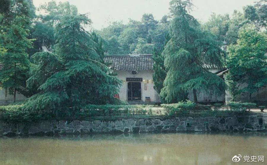 圖為任弼時故居。1904年4月30日，任弼時出生在湖南省湘陰縣熟塘鄉唐家橋（今屬汨羅市）。