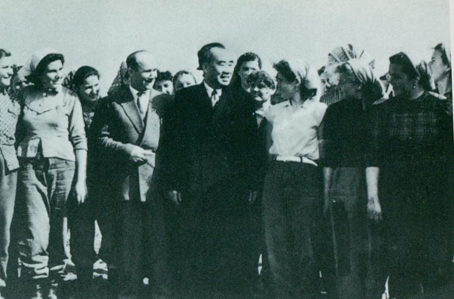 1956年1月16日，朱德參觀匈牙利人民共和國拉科什恰巴米丘林農業生產合作社，并與社員合影。