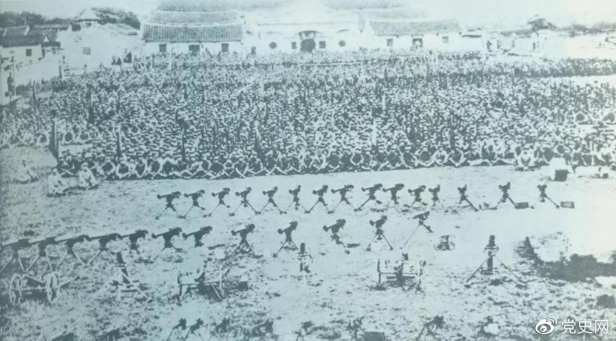 1932年4月20日，由紅一軍團(tuán)和紅五軍團(tuán)組成的東路軍攻占漳州，圖為攻占漳州后的部隊(duì)情形。