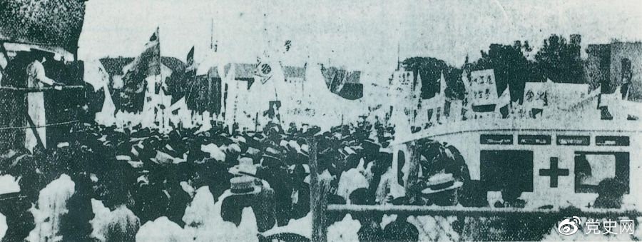 　　1925年6月7日，中國共產黨通過上?？偣摵仙虾W生聯合會、上海各馬路商界聯合會等，成立了上海反帝運動的領導機關——工商學聯合會。11日，在該會的主持下，上海20萬群眾集會，通過了逞兇、賠償、取消領事裁判權等17項對外交涉條件。圖為大會盛況。