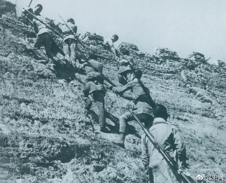 1945年6月25日，八路軍冀中部隊攻克河北獻縣。圖為部隊奮勇攀登城墻。