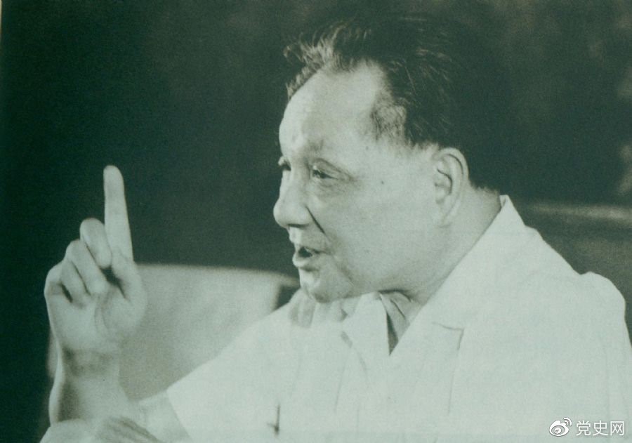 　　1981年6月27日，中共十一屆六中全會(huì)通過(guò)《關(guān)于建國(guó)以來(lái)黨的若干歷史問(wèn)題的決議》。圖為鄧小平在閉幕會(huì)上發(fā)表講話。