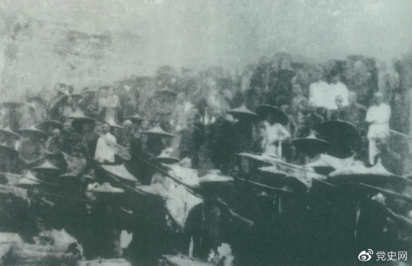 　　1926年7月9日，國民革命軍開始北伐。兩天后，北伐軍的先頭部隊葉挺獨立團攻占了長沙。然后向武漢進攻。一路上，迅猛發展的農民運動有力地配合了北伐戰爭。在湖南、江西、湖北，農民運動越來越引人注目。這是支援北伐戰爭的農民自衛軍。
