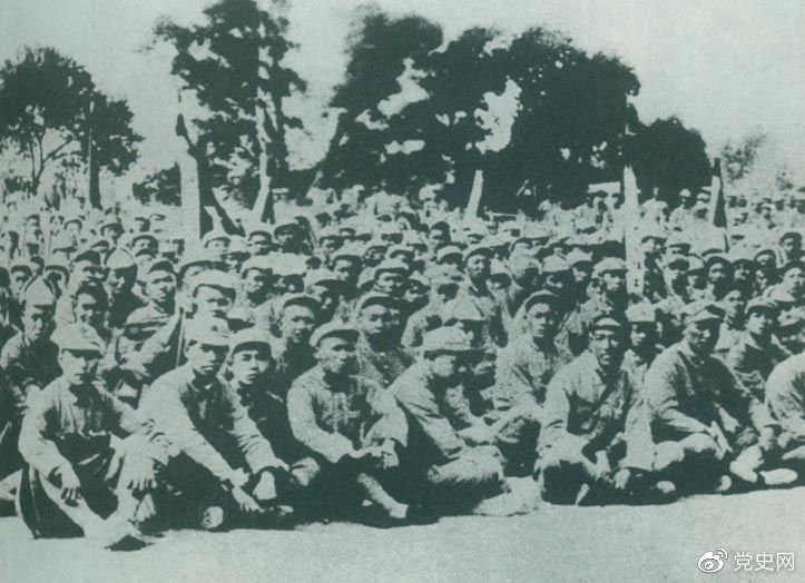 　　盧溝橋事變后的第11天，1937年7月18日，延安召開群眾大會，毛澤東發表演說。據當時報載：“演詞激昂，聽眾均摩拳擦掌，熱血沸騰，愿赴抗日戰場，與日寇決一死戰。”