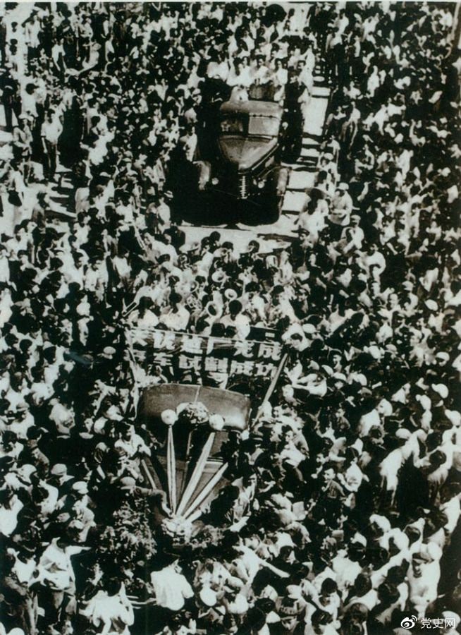 　　1956年7月13日，第一批國產“解放”牌汽車在長春第一汽車制造廠試制成功，結束了中國不能制造汽車的歷史。圖為7月14日，“解放”牌汽車開下生產線。
