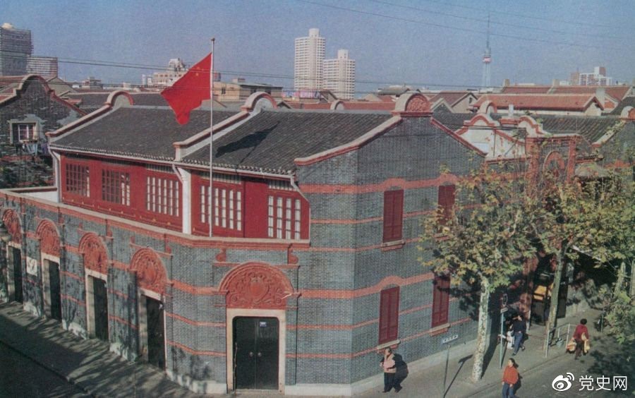 　　1921年7月23日 中國共產黨第一次全國代表大會在上海法租界望志路106號（今興業路76號）開幕。最后一天的會議轉移到浙江嘉興南湖的游船上舉行。 圖為中共一大會址。
