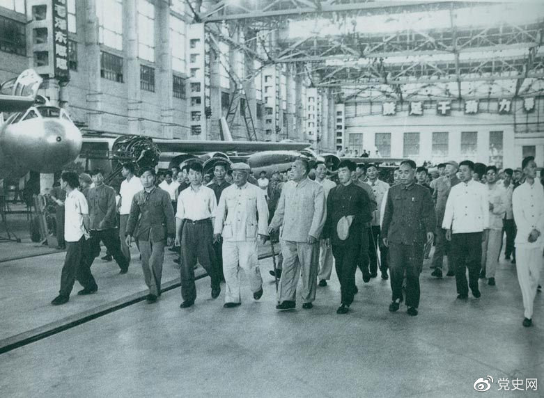 1964年7月31日，朱德視察哈爾濱飛機(jī)制造廠。