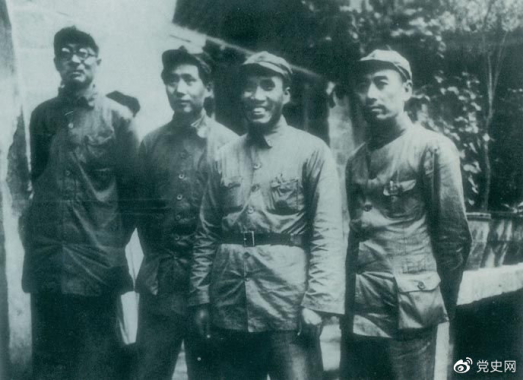 1937年8月22日至25日，中共中央在洛川馮家村舉行政治局?jǐn)U大會議（即洛川會議）。圖為毛澤東和朱德、周恩來、林伯渠的合影。