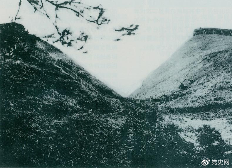井岡山黃洋界哨口。1928年8月30日，紅軍以不足一個(gè)營(yíng)的兵力，在這里擊退湘贛敵軍的進(jìn)攻，取得黃洋界保衛(wèi)戰(zhàn)的勝利。至11月，紅軍又打破了兩省敵軍對(duì)井岡山根據(jù)地的第二次“會(huì)剿”。