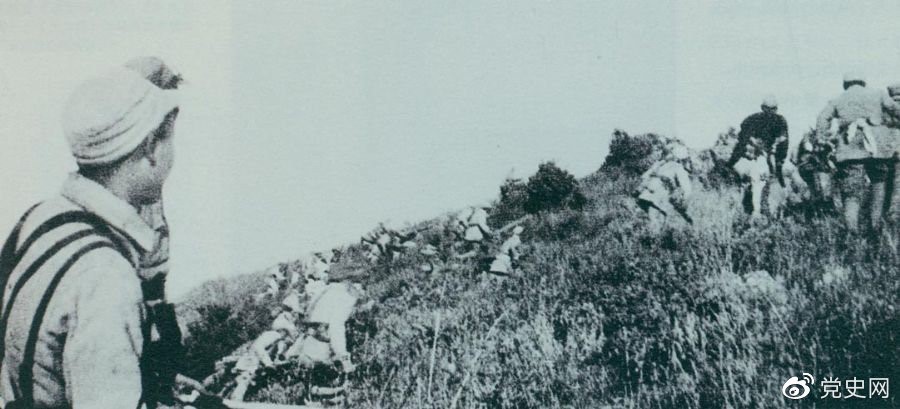 　　重慶談判期間，為了反擊國民黨軍隊的進攻，劉伯承、鄧小平于1945年9月發起上黨戰役。圖為晉冀魯豫軍區部隊正向老爺嶺沖鋒。