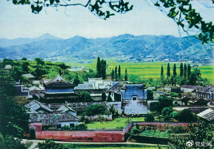 1927年9月19日，毛澤東在瀏陽文家市里仁學校召開前敵委員會會議，經過激烈爭論，決定放棄攻打長沙的計劃，改向敵人統治力量薄弱的湘贛邊界的山區(qū)進軍。圖為文家市里仁學校舊址。