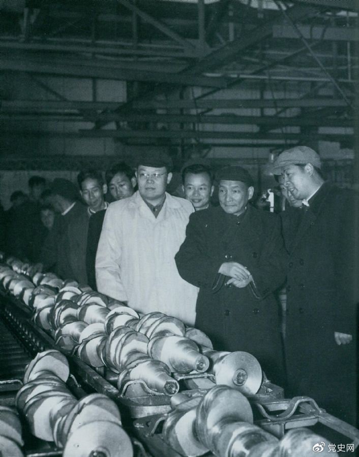 1957年10月，陳云視察長春第一汽車制造廠。