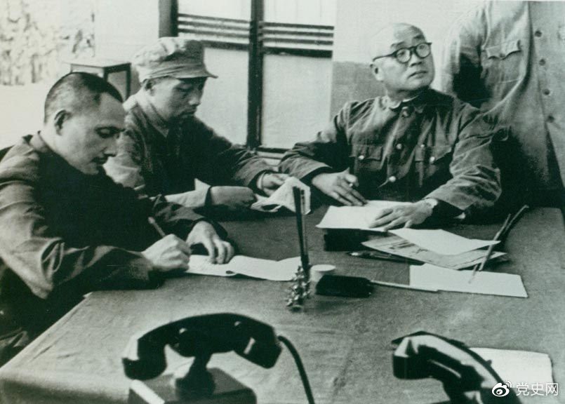 　　1949年11月1日起，人民解放軍向西南進軍。圖為鄧小平與劉伯承、張際春等研究進軍西南問題。