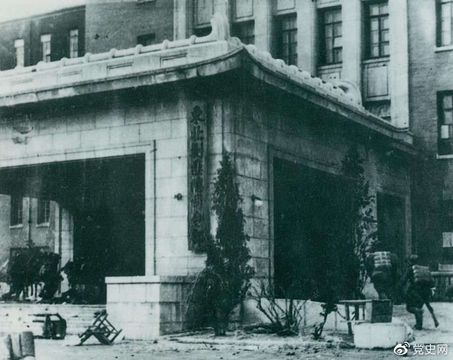 1948年11月2日，沈陽解放。圖為人民解放軍攻占“東北剿匪總司令部”大樓。