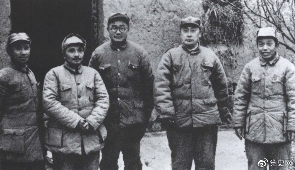 　　1948年11月6日至1949年1月10日，由劉伯承、陳毅、鄧小平、粟裕、譚震林組成，以鄧小平為書記的總前敵委員會，率華東野戰軍和中原野戰軍及部分地方武裝進行淮海戰役。長江中下游以北廣大地區解放。圖為總前敵委員會成員合影。