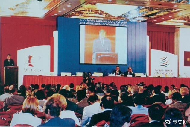 　　2001年11月10日，在卡塔爾首都多哈舉行的世界貿(mào)易組織第四屆部長級會議以全體協(xié)商一致的方式，審議并通過中國加入世界貿(mào)易組織的決定。