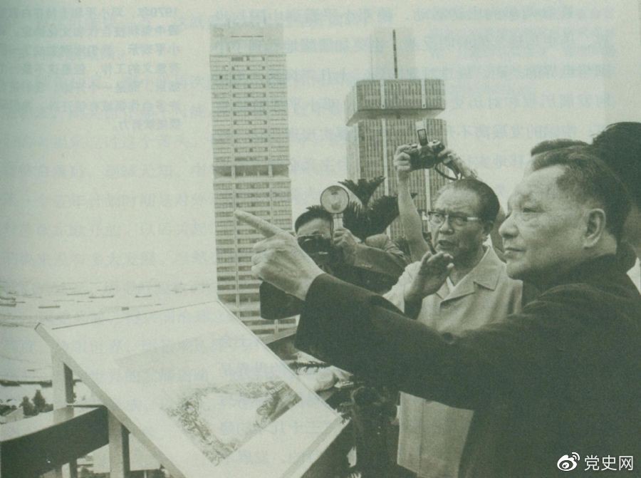 　　1978年11月13日，鄧小平在新加坡住房和發(fā)展局聽(tīng)取關(guān)于新加坡公共住房計(jì)劃情況的介紹后，登上辦公大廈樓頂，瞭望周?chē)淮贝毙陆ǔ傻墓沧》浚潛P(yáng)新加坡在解決住房方面所作的努力。