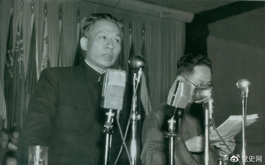 1949年11月16日，劉少奇在亞洲澳洲工會(huì)代表會(huì)議開(kāi)幕式上講話。