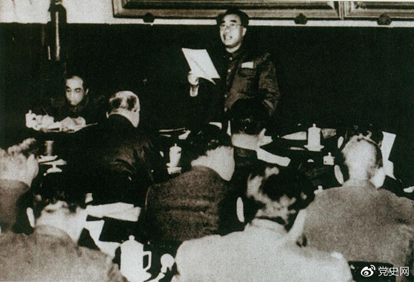 1953年12月7日，朱德在全國軍事系統(tǒng)黨的高級干部會議上致開幕詞。