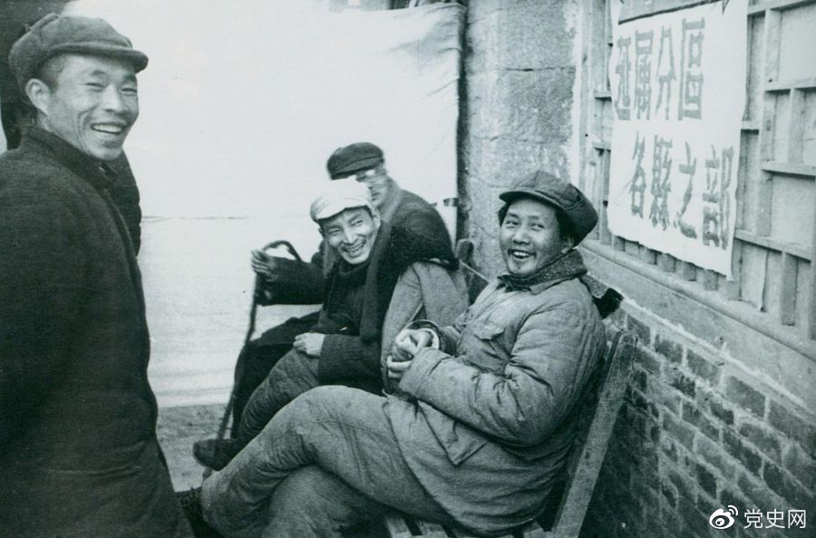 1943年12月，毛澤東和陳云、林伯渠參觀陜甘寧邊區第三屆生產展覽會。